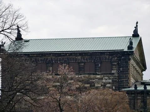 Old stone facade under grey sky. Historic architecture set in tranquil wint.. Fotos Stock