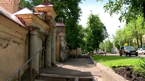 Old stone gate with a lion in a Russian provincial town in the summer Video stock 78369470