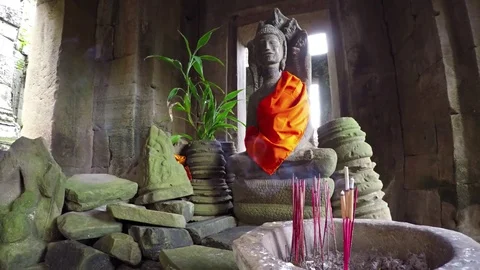 Old stone statue of Buddha among the ruins of Bayon temple Vídeos de archivo 72903387