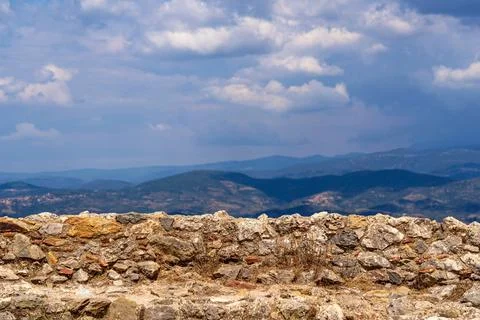 Old stone wall against the background of a landscape Foto stock