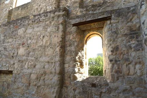 Old stone wall with arched window Foto stock