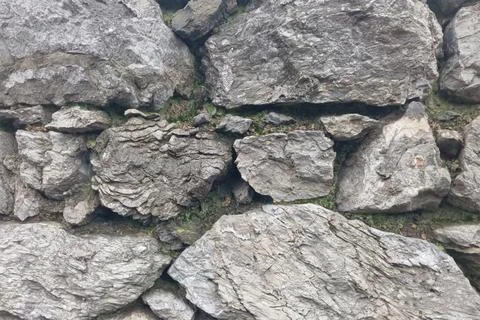 Old Stone Wall Texture With Brick Layer – Natural Aged Masonry Foto stock