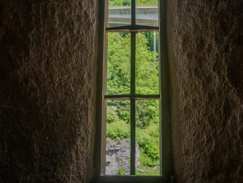 Old Stone Window Overlooking Green Forest, Historic Fortress Interior View Foto stock