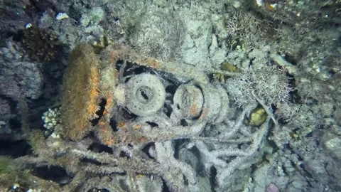 Old Storm Lantern Underwater 4K 스톡 동영상 258598661