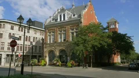 Old style building in the old part of Montreal, sunny day. 動画素材 95555571