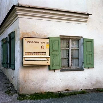 Old Style Cigarette Machine on Side of Old Building in the Alps Stock-Fotos
