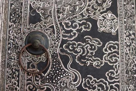 Old style iron door knob is on Thai painting ancient native door of church, T Foto stock