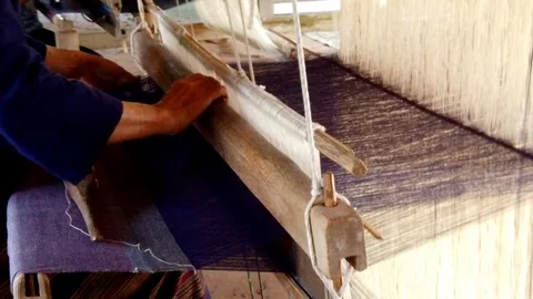 Old style of knitting process in Thai culture ways. Vídeos de archivo 101361868