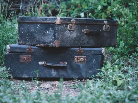 Old suitcase lying on the ground Stock-Fotos