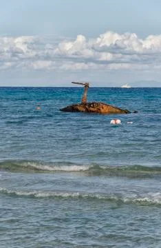 Old sunken rusty ship Foto stock