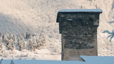 Old Svan defensive tower with steam rising from a chimney in winter, surrou.. Vidéo 324955683