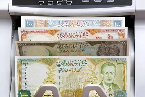 Old Syrian Pound in the counting machine Foto stock