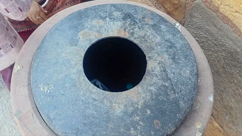 Old sytled dustbin Stock-Footage 302451092