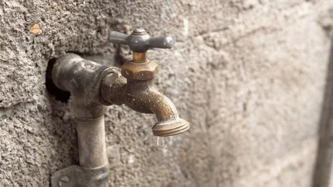 Old tap leaks on wall Vídeo Stock 119491655