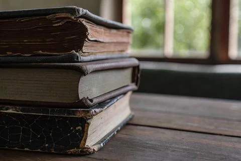 Old tattered books. A stack of antique books. Vintage books Foto stock