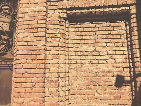 Old Tbilisi architecture. The bricks wall in summer day 库存照片