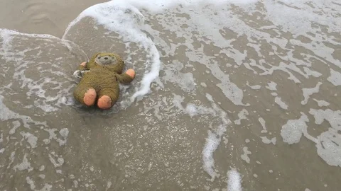 Old teddy bear abandon on the beach Stock-Footage 90967325