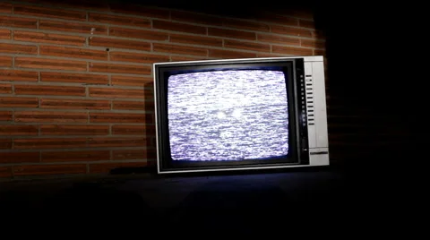 Old Television in front of brick wall 動画素材 956024