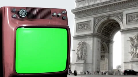 Old Television Set with Green Screen and the Arch of Triumph. Zoom In. 動画素材 99315054