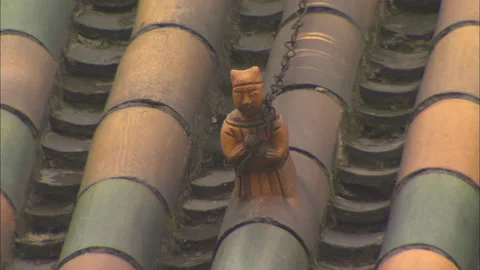 Old temple in China Door opens and closes. Stock Footage 131190806