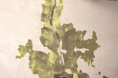 Old tile adhesive, paint or cement residue on the wall wall with traces of .. Foto stock