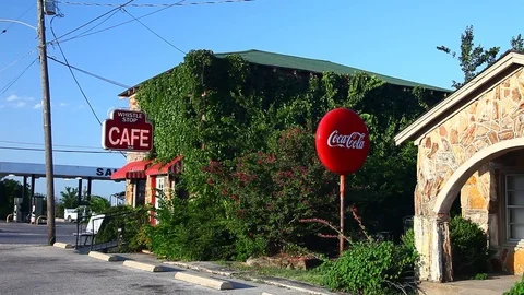 This is an old time Coca Cola sign at the Whistle Stop Cafe. Vidéo 77889907