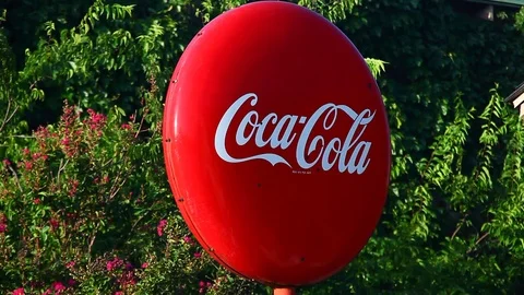 This is an old time Coca Cola sign at the Whistle Stop Cafe. Stockbeeldmateriaal 77889917