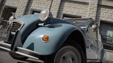 Old timer citroen 2cv low front view 스톡 동영상 84298062