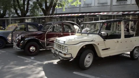 Old timer citroen mehari and 2cv 스톡 동영상 84298338