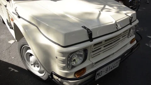 Old timer citroen mehari front corner view 스톡 동영상 84298228