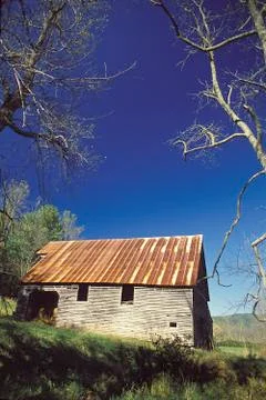 Old tin roofed barn Fotos Stock