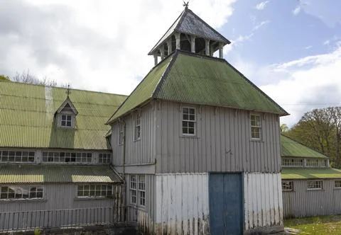 Old tin sheet building painted green and grey Stock-Fotos