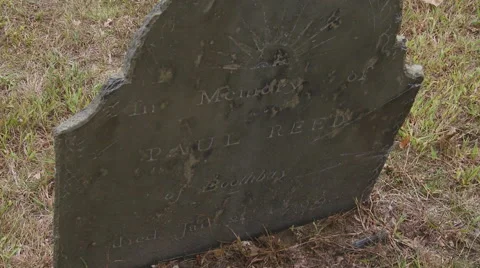Old Tombstone from 1700s Vídeos de archivo 42680371