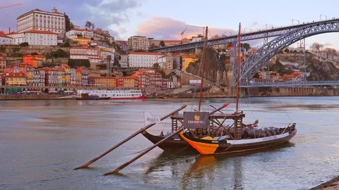 Old town cityscape on the Douro River with traditional Rabelo boats, Porto. Stockbeeldmateriaal 127092132