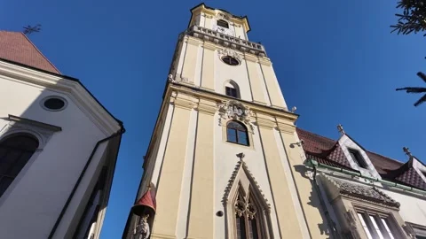Old Town Hall Tower Bratislava Slow Motion - Medieval Clock Tower Slovakia Stockbeeldmateriaal 328198201