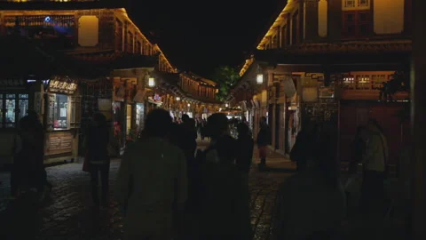 The Old Town of Lijiang is bustling with activity at 8pm Vídeos de archivo 150647524