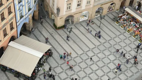 Old Town Square, full of people, going around some market tents in Praque Vídeo Stock 76016793