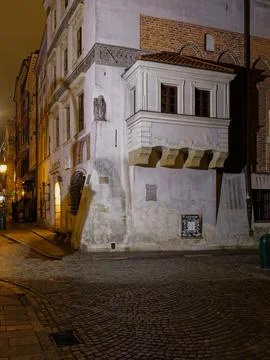 Old Town Square at night, a white tenement house with a bay window. Fotos de archivo
