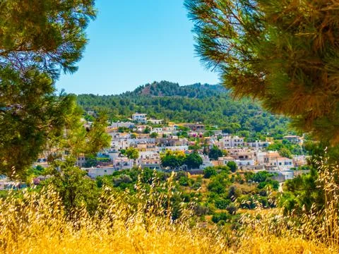An old town in the valley between many trees Foto stock