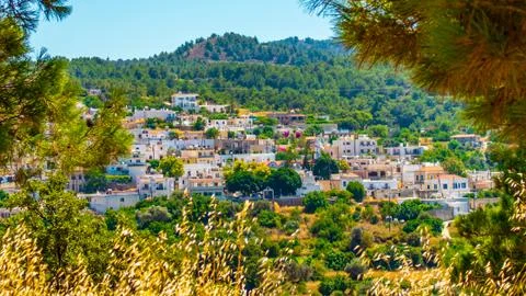 An old town in the valley between many trees Stock-Fotos