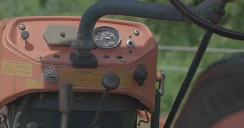 Old Tractor 2 Stockbeeldmateriaal 134167744