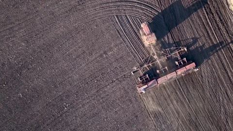 Old tractor and seed drill creating curved field patterns during spring pla.. Vídeo Stock 337445032