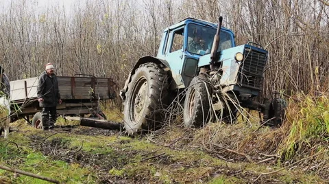 Old Tractor Got Stuck On The Roads. Видео 59998566