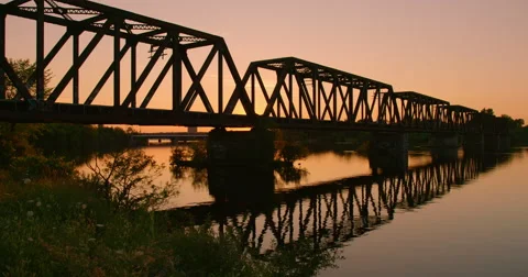 Old Train Bridge At Dusk Vidéo 64969143