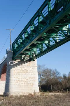 Old train bridge over the Tietar river as it passes through La Bazagona, stil Foto stock