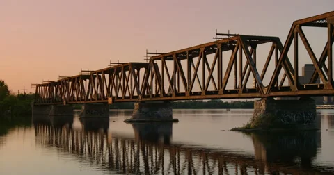 Old Train Bridge At Sunset Vidéo 64969236