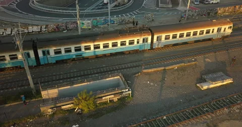 Old train in suburbs begins to move against the backdrop of road junction. Vídeos de archivo 250626336