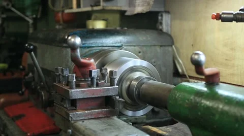 Old turning machinery working in craftsmanship Video stock 68420163