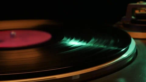 Old turntable with vinyl record playing Видео 279590556