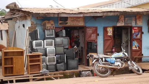 Old TVs shop Vídeos de archivo 80607171